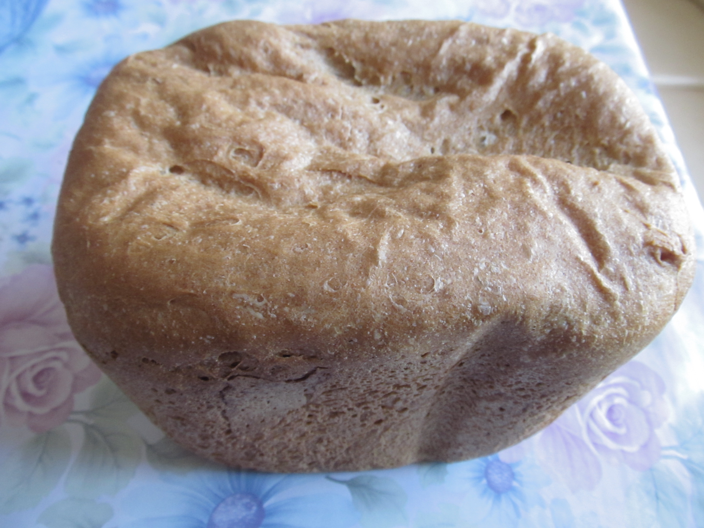 Почему выпечка опускается после выпечки. Некачественный хлеб. Неправильная форма хлеба. Хлеб в хлебопечке не испекся. Бракованные изделия хлеба.