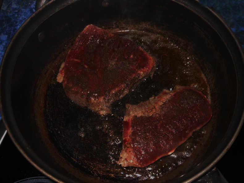 Жаре н нн ое на сковороде мясо. Подгорелая мясо в сковородке. Тухлая говядина в сковороде. Мясо на сковороде без масла и воды. Подгоревшая кровь на мясе.