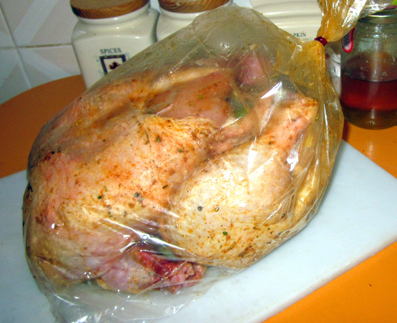 Рис с курицей в пакете для запекания. Курица в рукаве. Пакет для запекания курицы. Курица в микроволновке в пакете. Запекание курицы в микроволновке.