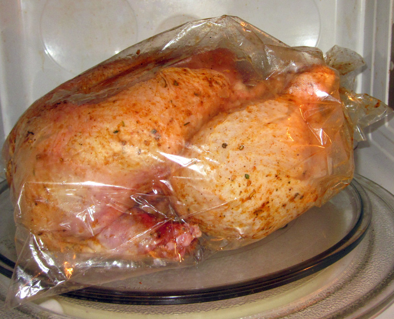 Курица запеченная в рукаве в духовке. Курица в рукаве для запекания. Пакет для запекания курицы. Курица в пакете.
