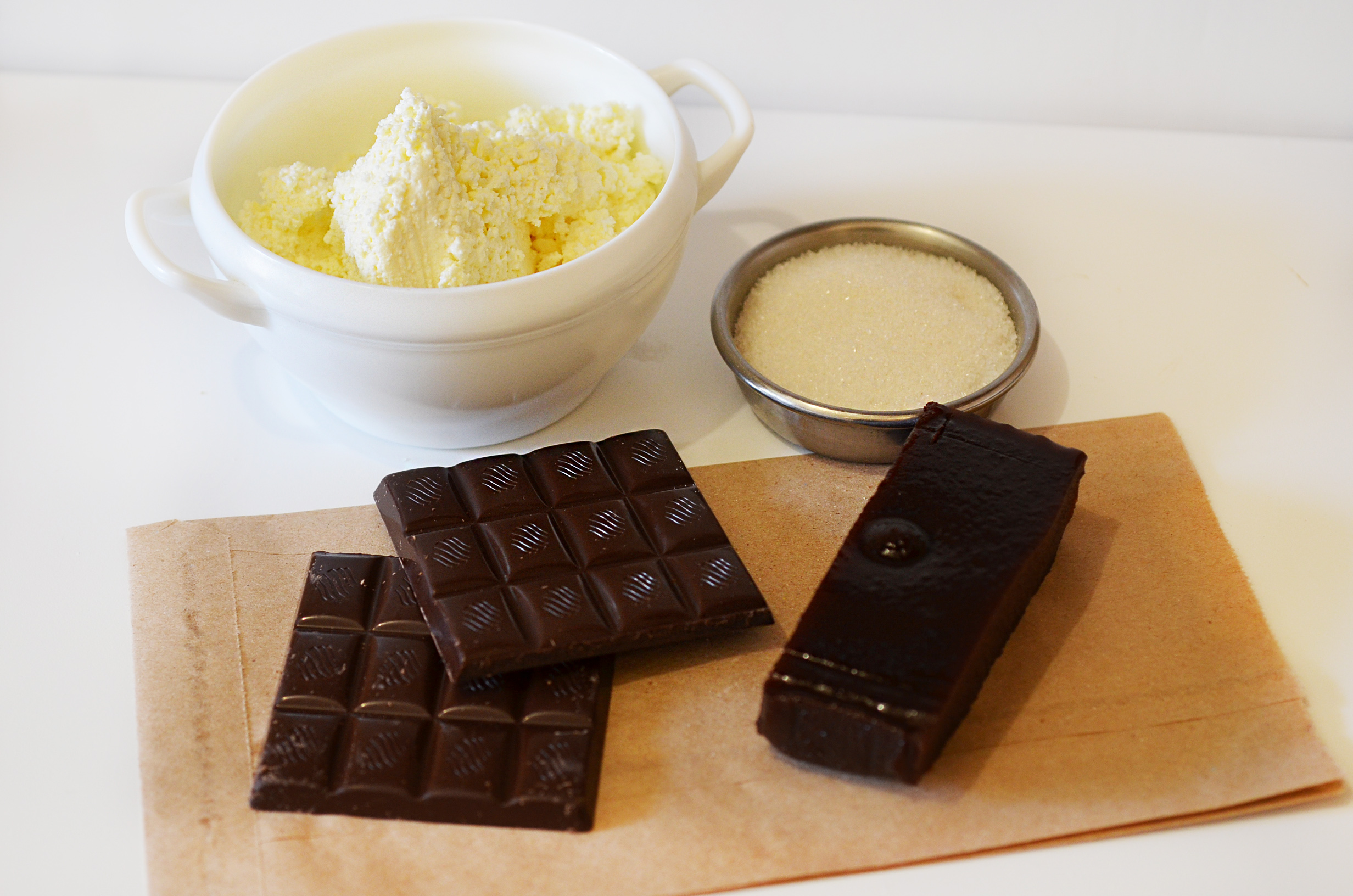Рецепт домашних сырков в шоколаде. Конфеты с творожной начинкой. Творожные конфеты в шоколаде. Кофе и сырок глазированный. Сырок с печеньем.