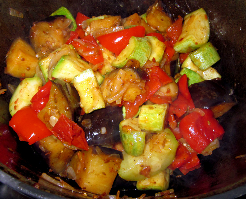 Запечь овощи в духовке кабачки перец. Овощное рагу с баклажанами перцем и помидорами. Тушёные овощи в духовке. Овощное рагу в духовке с кабачками. Рагу с паприкой.