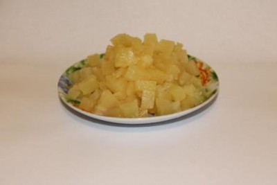Легкий торт-салат с консервированными ананасами - 5 Ананас консервированный кубиками .JPG