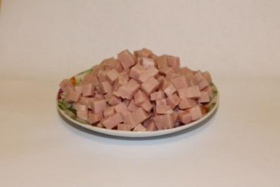 Легкий торт-салат с консервированными ананасами - 3 Ветчина кубиками.JPG