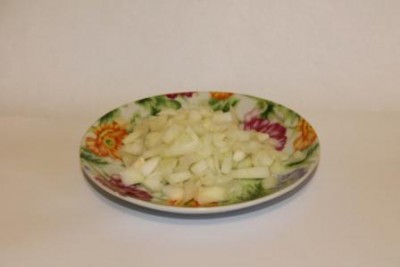 Легкий торт-салат с консервированными ананасами - 2 Лук кубиками.JPG