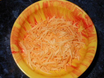 Салат с фасолью постный с майонезным постным соусом  - сыр натираем.jpg