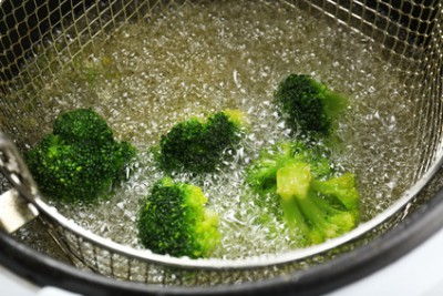 Сколько раз можно использовать масло во фритюрнице - Broccoli in deep fryer.jpg