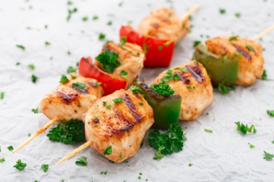 Как приготовить мясо в аэрогриле - 03 Grilled chicken skewers with paprika.jpg