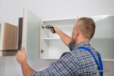 Как собирать кухню - Carpenter Drilling In Cabinet.jpg