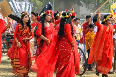 Бенгальский Новый год - Bangladeshi_girls_wearing_traditional_sari_with_flower_crown_at_Pohela_Boishakh_celebration_2016_(01).jpg