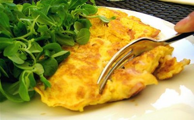 Омлет в духовке, как в детском саду - kak-prigotovit-omlet-bez-moloka-omlet-vilka-zelen.jpg