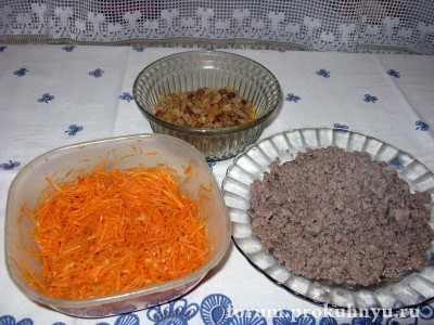 Готовые ингредиенты начинки: корейская морковь, запаренный изюм, обжаренный фарш - 02.JPG