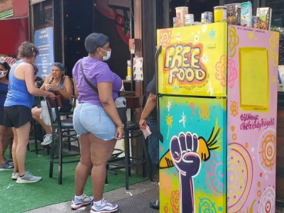 Бесплатная еда: в Нью-Йорке появились красочные «Friendly Fridge» с бесплатной едой - 10.jpg