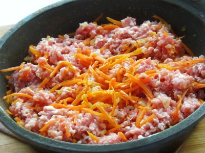 Мясной пирог со шпинатом на томатном тесте - 5.JPG