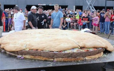  Черный медведь весом в тонну объявился в Миннесоте - 01_cheeseburger.jpg