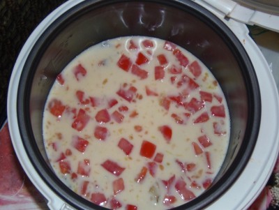 Нежный омлет с рыбкой - залить яйцами с молоком.JPG