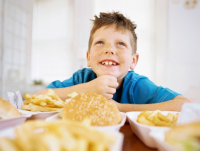 Дети и реклама фаст-фуда - 56383485-Boy-with-fast-food.jpg