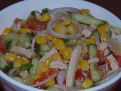 Салат с тофу, овощами и кукурузой - салат с тофу, овощами и кукурузой.JPG
