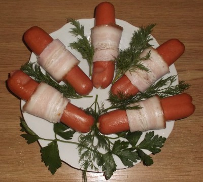 Обвитые сосиски полосками бекона - 00_Obvitye_sosiski_poloskami_bekona.jpg