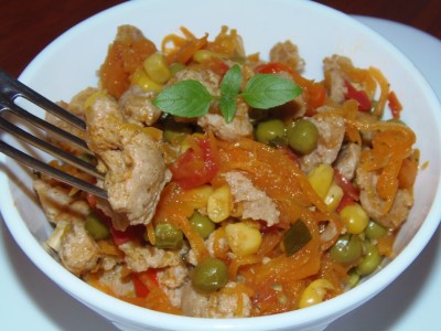 Теплый салат с соевым мясом и овощами - салатик.JPG