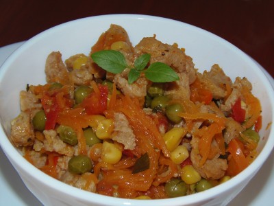 Теплый салат с соевым мясом и овощами - салат с соевыми кусочками.JPG