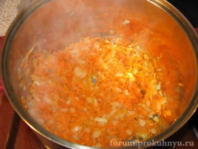 Обжариваем лук и морковь на масле - 08.JPG