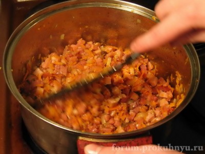 Перемешиваем, обжариваем колбасу вместе с морковью и луком - 11.JPG