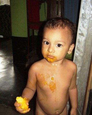 Племянник ест очень спелое манго - P5080072.JPG